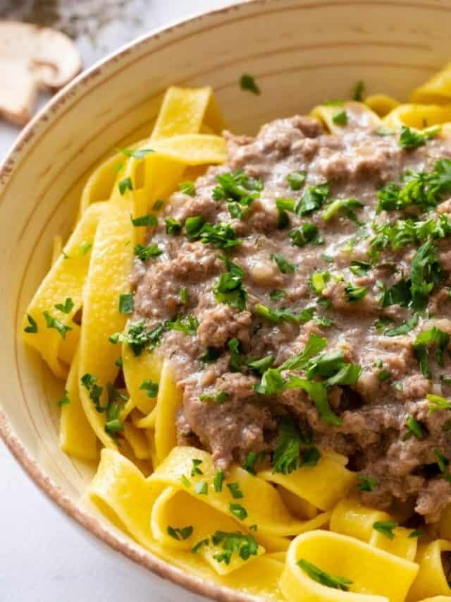 EASY HOMEMADE BEEF STROGANOFF