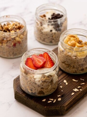 4 jars of overnight oats flavored in 4 different ways.