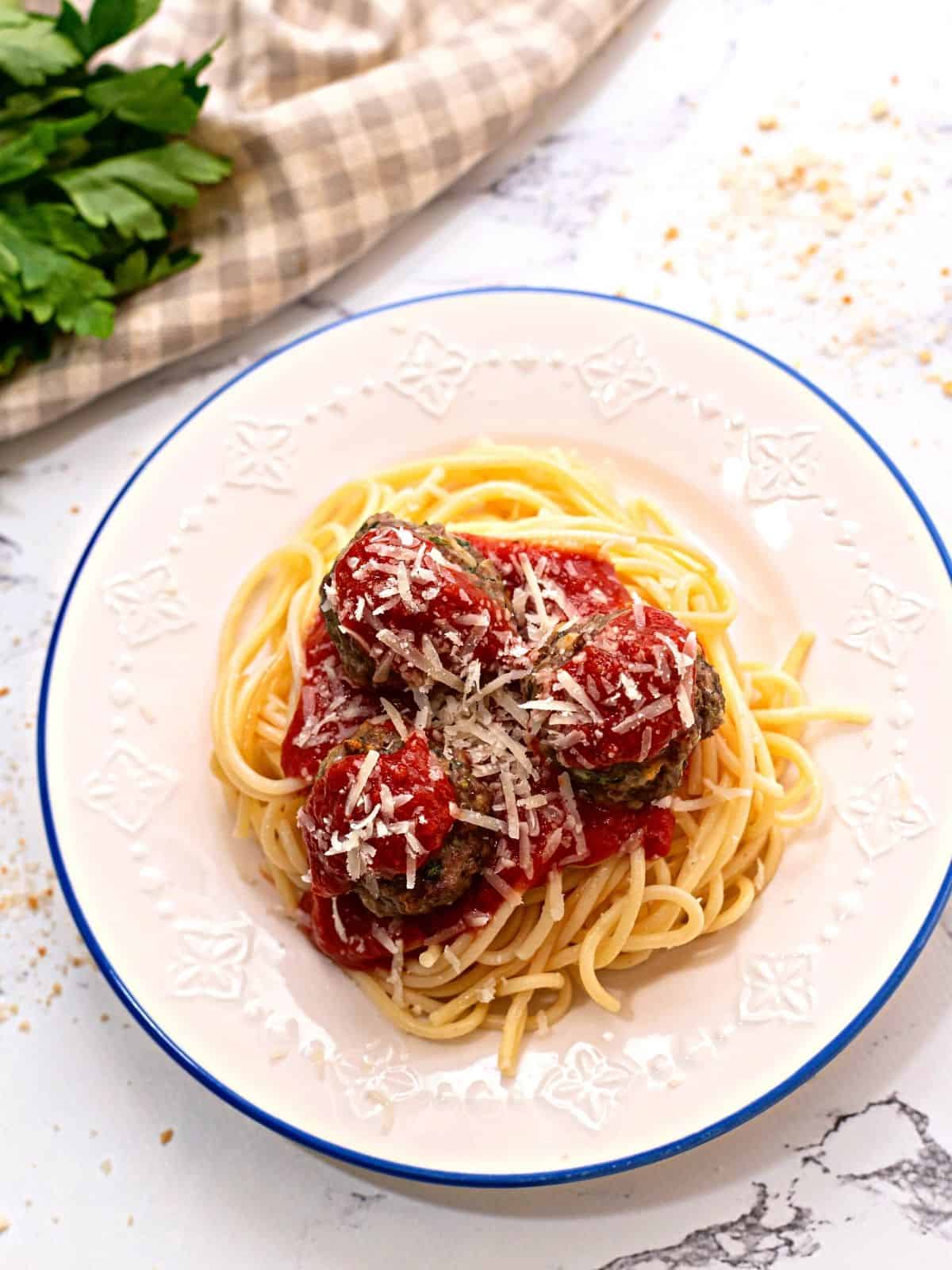 A plate of spaghetti and meatballs. 