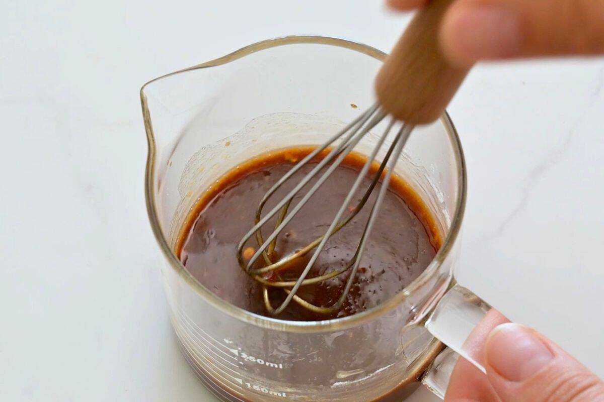 Easy Ground Beef Korean Rice Bowl Recipe Gojuchang, soy sauce, honey, rice wine vinegar, and cornstarch being whisked together in small glass jar.